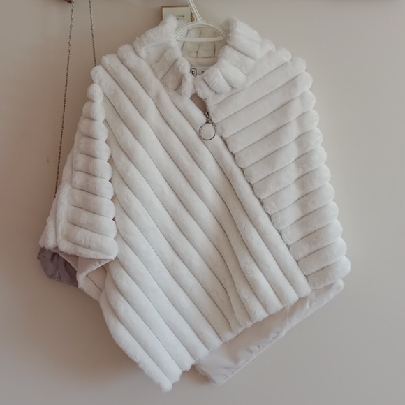 LA FIORENTINA White Faux Fur  Poncho - Picture 1 of 11